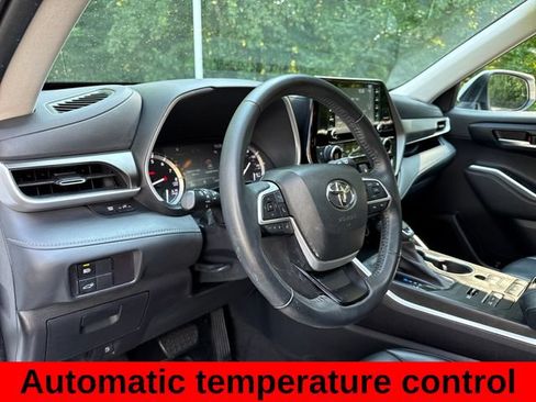 Used 2022 Toyota Highlander XLE AWD/4WD image 15