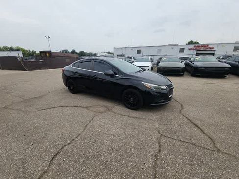 Used 2017 Chevrolet Cruze LT w/ Convenience Package FWD image 10