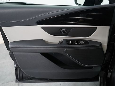 Used 2025 Lincoln Nautilus Premier AWD/4WD image 25