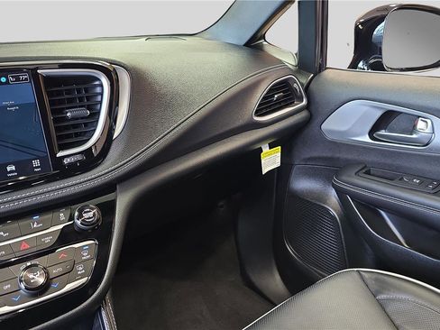 Used 2026 Chrysler Pacifica Limited image 22