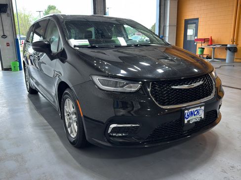 Used 2023 Chrysler Pacifica Touring-L FWD image 7