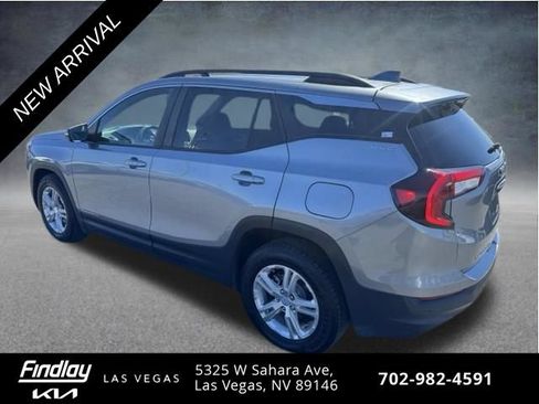 Used 2024 GMC Terrain SLE w/ Driver Convenience Package FWD image 2