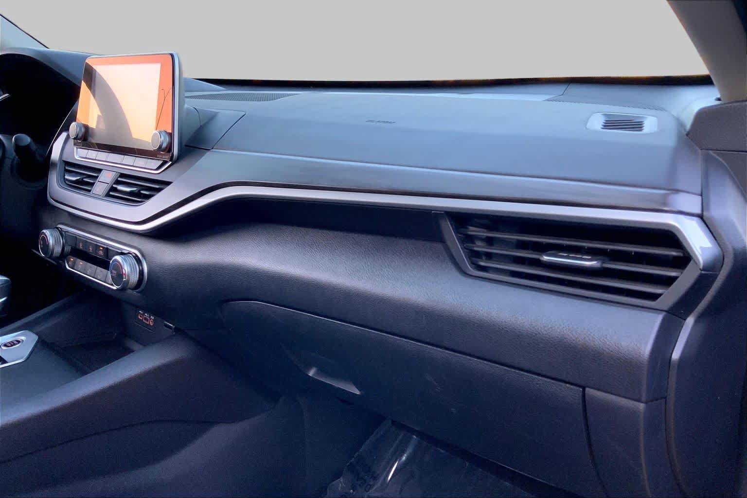 Used 2025 Nissan Altima 2.5 SV FWD image 18
