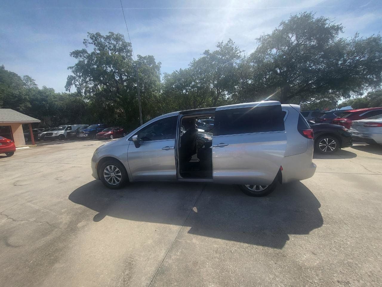 Used 2017 Chrysler Pacifica Touring w/ Tire & Wheel Group FWD image 56