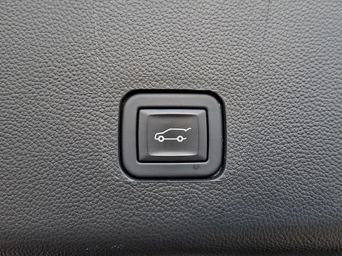 Used 2023 Chevrolet Traverse LT AWD/4WD image 31