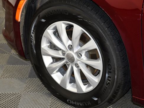 Used 2019 Chrysler Pacifica Touring-L FWD image 37