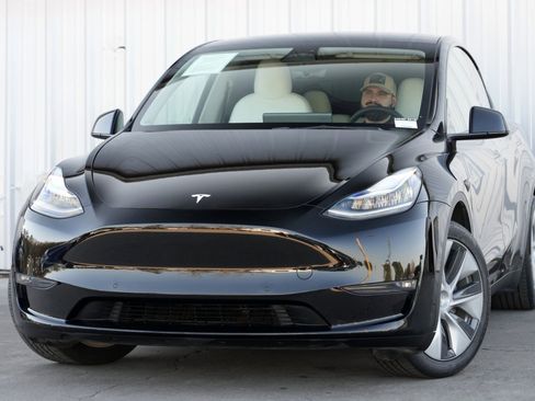 Used 2021 Tesla Model Y Long Range image 3