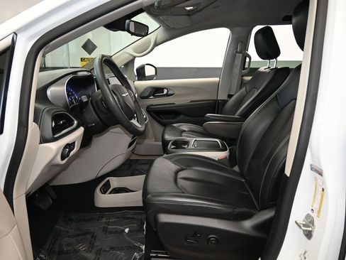 Used 2023 Chrysler Pacifica Touring-L image 11