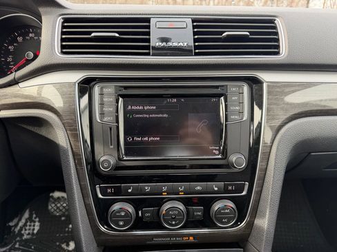 Used 2018 Volkswagen Passat 2.0T SE FWD image 19
