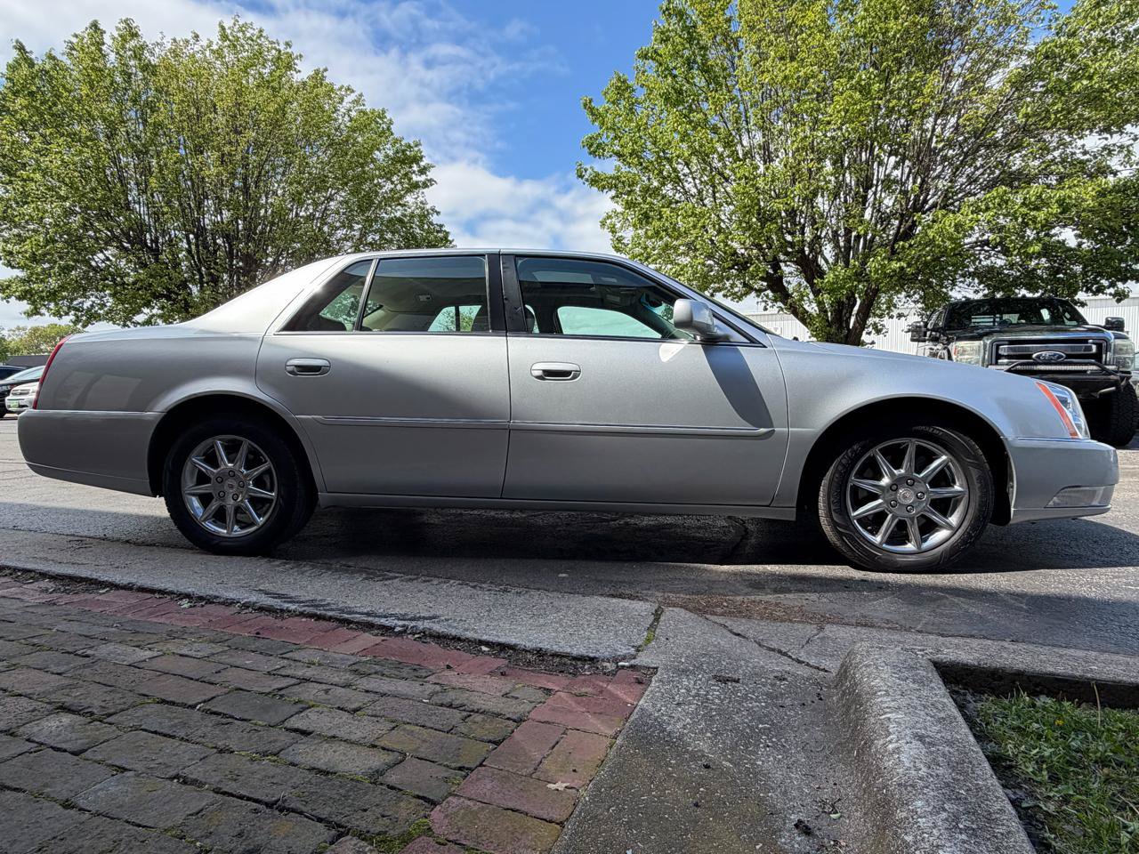 Used 2010 Cadillac DTS Luxury FWD image 9