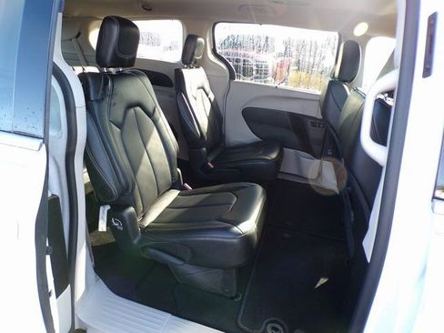 Used 2024 Chrysler Pacifica Touring-L image 13