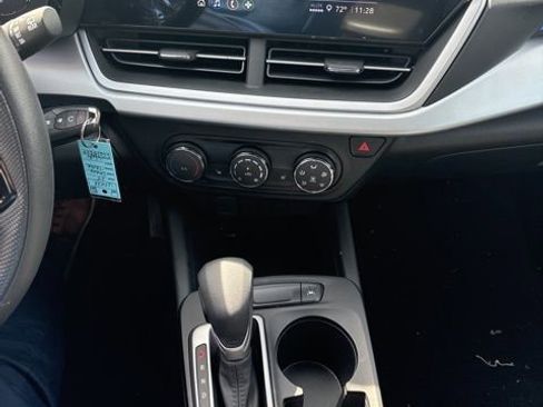 Used 2025 Chevrolet Trax LS w/ LS Convenience Package FWD image 10