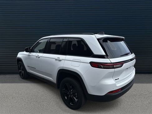 Used 2025 Jeep Grand Cherokee Limited w/ Black Appearance Package image 3