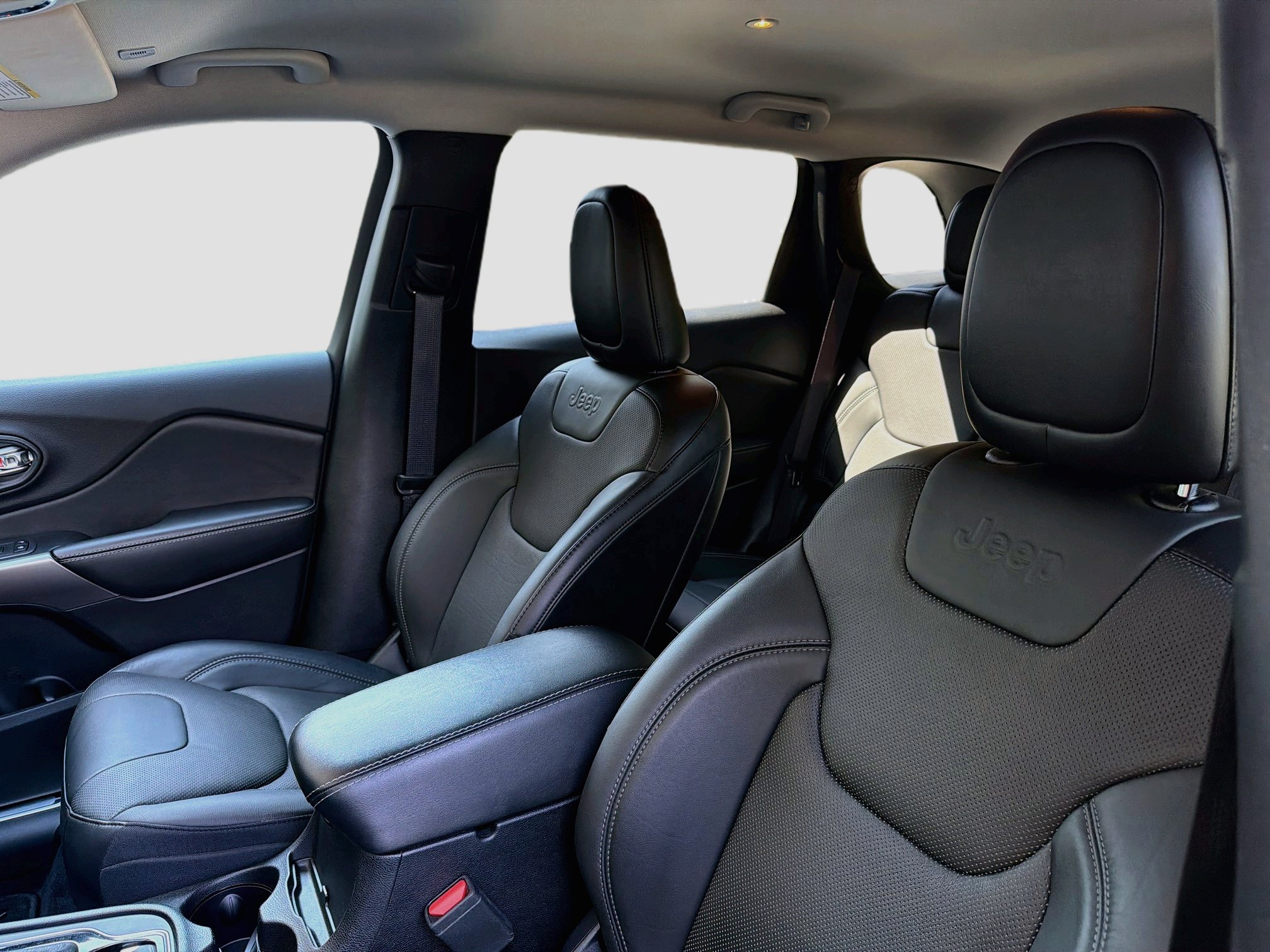 Used 2019 Jeep Cherokee Limited w/ Luxury Group FWD image 19