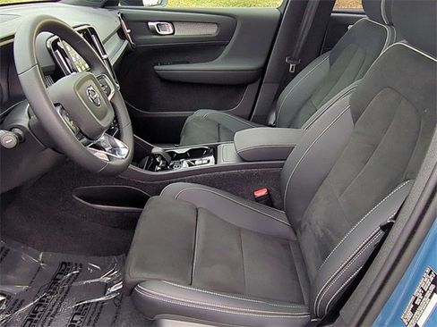 Used 2025 Volvo XC40 B5 Plus image 16