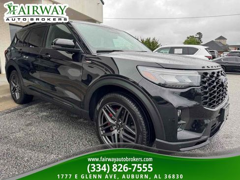 Used 2025 Ford Explorer ST-Line w/ ST-Line Street Pack AWD/4WD image 4