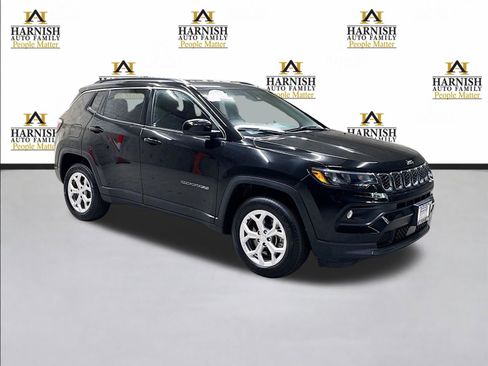 Used 2024 Jeep Compass Latitude AWD/4WD image 3