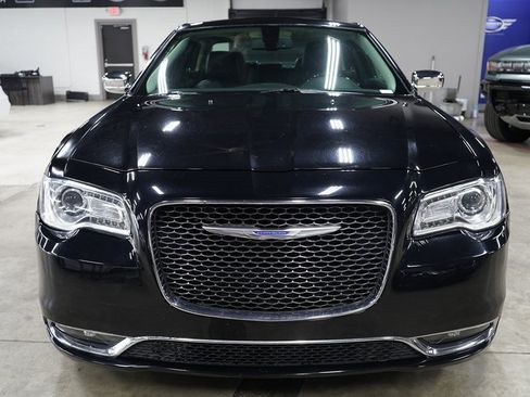 Used 2017 Chrysler 300 C RWD image 8