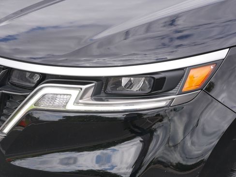 Used 2024 Kia Carnival EX FWD image 16