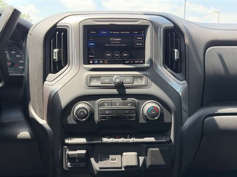 Used 2021 Chevrolet Silverado 2500 Custom w/ Custom Convenience Package AWD/4WD image 19