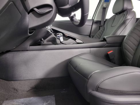 New 2025 Hyundai Elantra Limited image 28