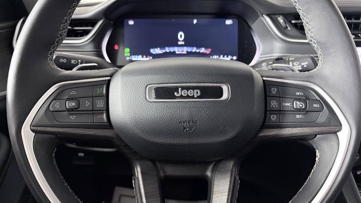 Used 2023 Jeep Grand Cherokee Limited AWD/4WD image 16