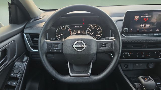 Used 2025 Nissan Rogue S AWD/4WD image 10