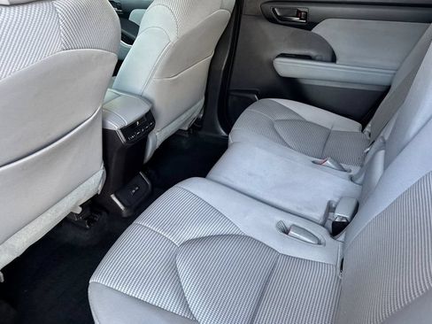 Used 2023 Toyota Highlander L FWD image 5