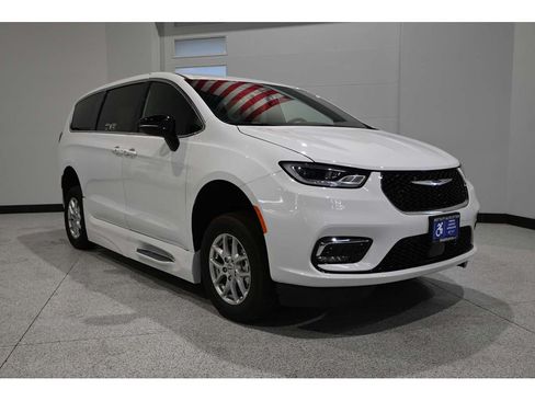 New 2024 Chrysler Pacifica Touring FWD image 3