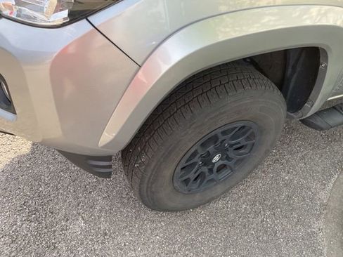 Used 2022 Toyota Tacoma SR5 w/ Technology Package image 5