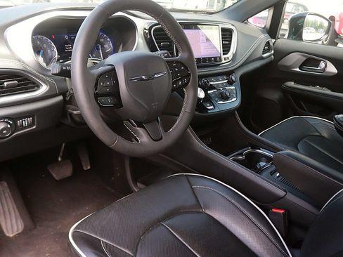 Used 2025 Chrysler Pacifica Limited FWD image 12