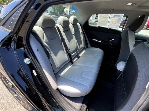 Used 2025 Hyundai Elantra Limited FWD image 29