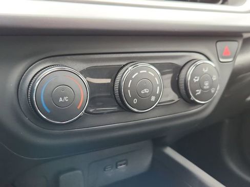 Used 2025 Chevrolet Trax LS image 28