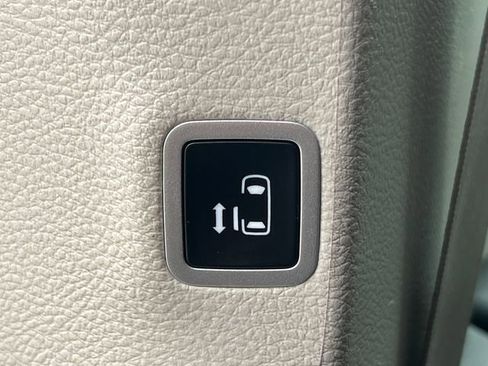 Used 2024 Chrysler Pacifica Touring-L FWD image 37