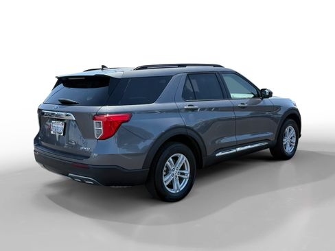 Certified 2022 Ford Explorer XLT w/ Equipment Group 202A AWD/4WD image 5