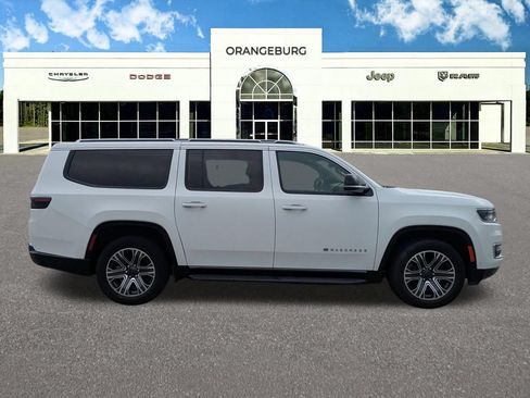 Used 2024 Jeep Wagoneer L Series II RWD image 8