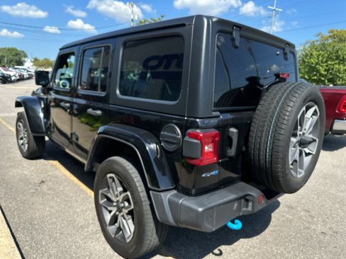 Used 2024 Jeep Wrangler Unlimited w/ Convenience Group AWD/4WD image 6