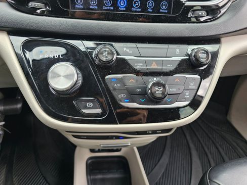 Used 2017 Chrysler Pacifica Touring-L Plus FWD image 16