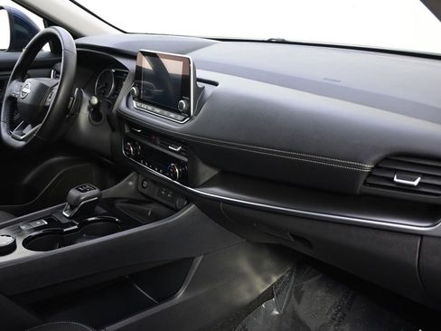 Used 2025 Nissan Rogue SV image 15