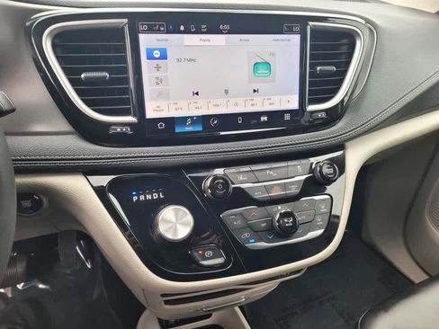 Used 2023 Chrysler Pacifica Touring-L image 18