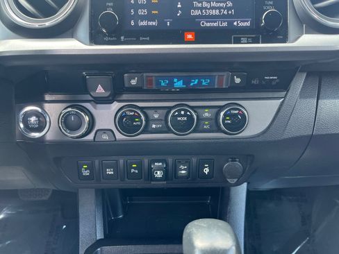 Used 2018 Toyota Tacoma TRD Sport AWD/4WD image 18