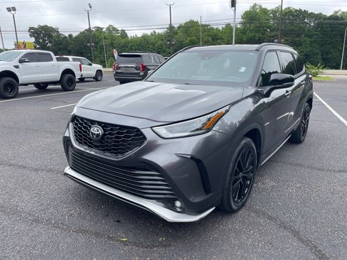 Used 2023 Toyota Highlander XSE FWD image 3