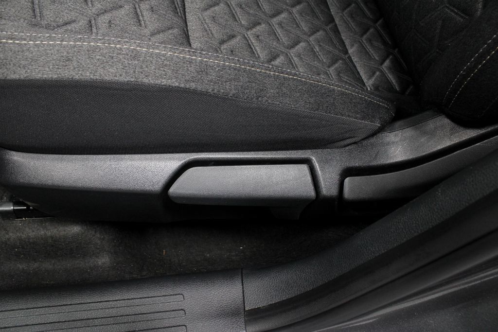 Certified 2025 Nissan Kicks SV AWD/4WD image 23