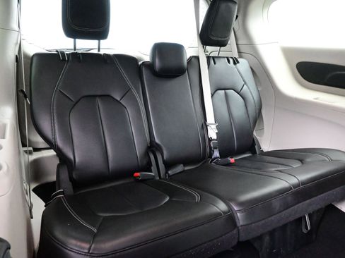 Used 2023 Chrysler Pacifica Touring-L image 17