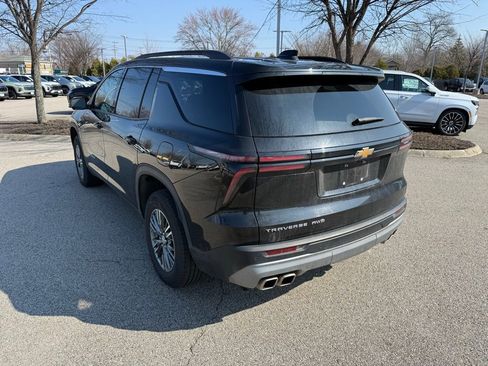 Used 2025 Chevrolet Traverse LT image 3