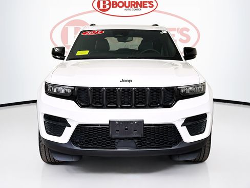 Used 2023 Jeep Grand Cherokee Altitude AWD/4WD image 5