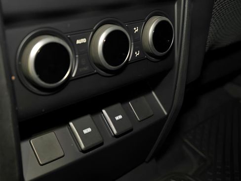 Used 2023 Land Rover Defender 130 SE image 8