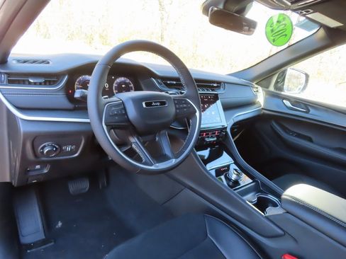 New 2025 Jeep Grand Cherokee Altitude image 18