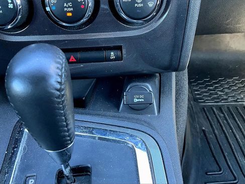 Used 2013 Dodge Challenger SXT image 29