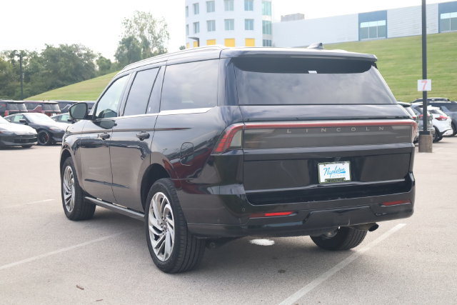 Used 2025 Lincoln Navigator Reserve AWD/4WD image 5